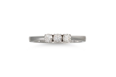 Lot 254 - A THREE STONE DIAMOND RING, the brilliant cut...