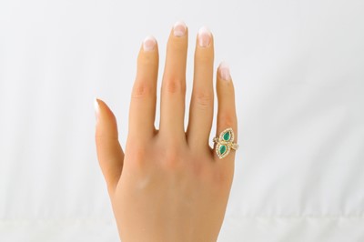 Lot 49 - A DIAMOND AND EMERALD DOUBLE CLUSTER RING,...