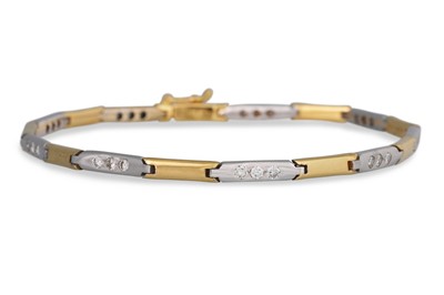 Lot 482 - AN 18CT TWO-TONE BRACELET, each alternate link...