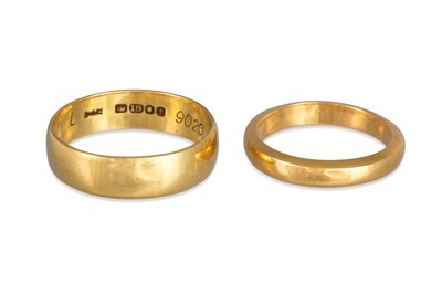 Lot 301 - AN 18CT YELLOW GOLD BAND RING, 3.1 g. size H...