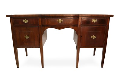 Lot 521 - AN ATTRACTIVE 19TH CENTURY SERPENTINE FRONTED...