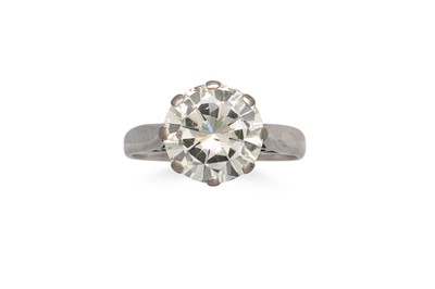 Lot 344 - A DIAMOND SOLITAIRE RING, the round brilliant...