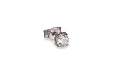 Lot 4 - A SINGLE DIAMOND EARRING, the round brilliant...