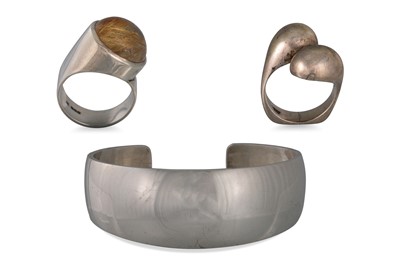 Lot 7 - THREE MODERN IRISH SILVER JEWELLERY PIECES,...