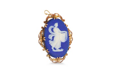 Lot 47 - AN ANTIQUE WEDGEWOOD BROOCH, mounted in gold