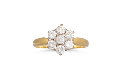 Lot 57 - A DIAMOND CLUSTER RING, the brilliant cut...