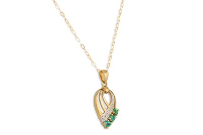 Lot 63 - A DIAMOND AND EMERALD PENDANT, pear shaped...