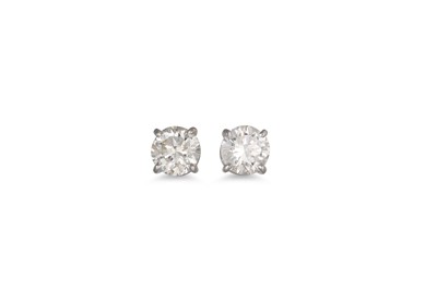 Lot 363 - A PAIR OF DIAMOND STUD EARRINGS, the brilliant...