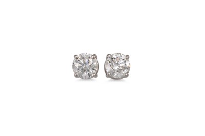 Lot 366 - A PAIR OF DIAMOND STUD EARRINGS, the brilliant...