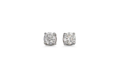 Lot 367 - A PAIR OF DIAMOND STUD EARRINGS, the brilliant...