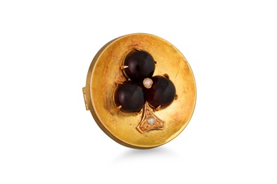 Lot 164 - A VICTORIAN CABOCHON GARNET & PEARL SET BROOCH,...