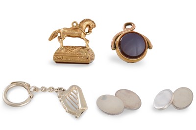 Lot 478 - A 9CT GOLD SEAL OF A HORSE, inset agate on...