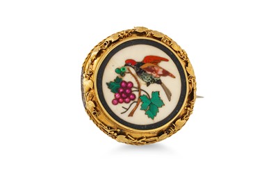 Lot 229 - A VINTAGE CIRCULAR BROOCH, depicting a bird of...