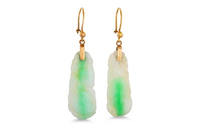 Lot 135 - A PAIR OF JADE DROP EARRINGS, mounted in gold