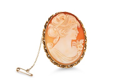 Lot 147 - A SHELL CAMEO BROOCH, 9ct gold framed