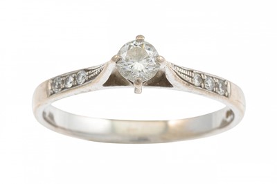 Lot 275 - A DIAMOND SOLITAIRE RING, the round brilliant...