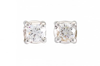 Lot 318 - A PAIR OF DIAMOND STUD EARRINGS, the brilliant...