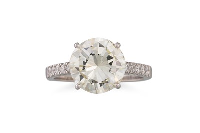 Lot 369 - A DIAMOND SOLITAIRE RING, the brilliant cut...