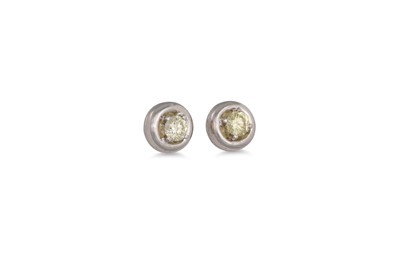 Lot 220 - A PAIR OF DIAMOND STUD EARRINGS, the brilliant...