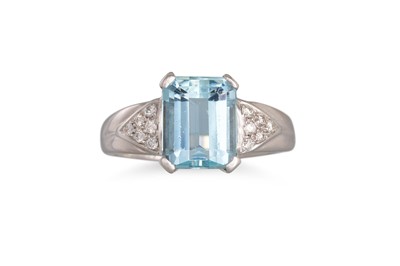 Lot 185 - AN AQUAMARINE AND DIAMOND RING, the...