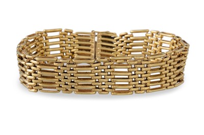 Lot 258 - A 9CT GOLD GATE BRACELET, 31.7 g.
