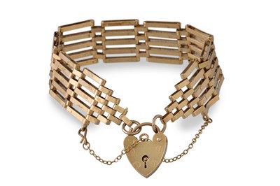 Lot 267 - A FIVE BAR GATE BRACELET, mounted in 9ct gold,...