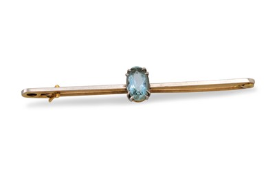 Lot 281 - AN AQUAMARINE BAR BROOCH, of 15ct gold and...