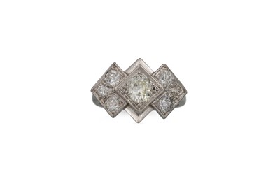 Lot 433 - AN ART DECO DIAMOND RING, the lozenge shaped...