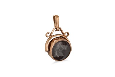 Lot 67 - A GOLD SWIVEL SEAL PENDANT, horse's head intaglio