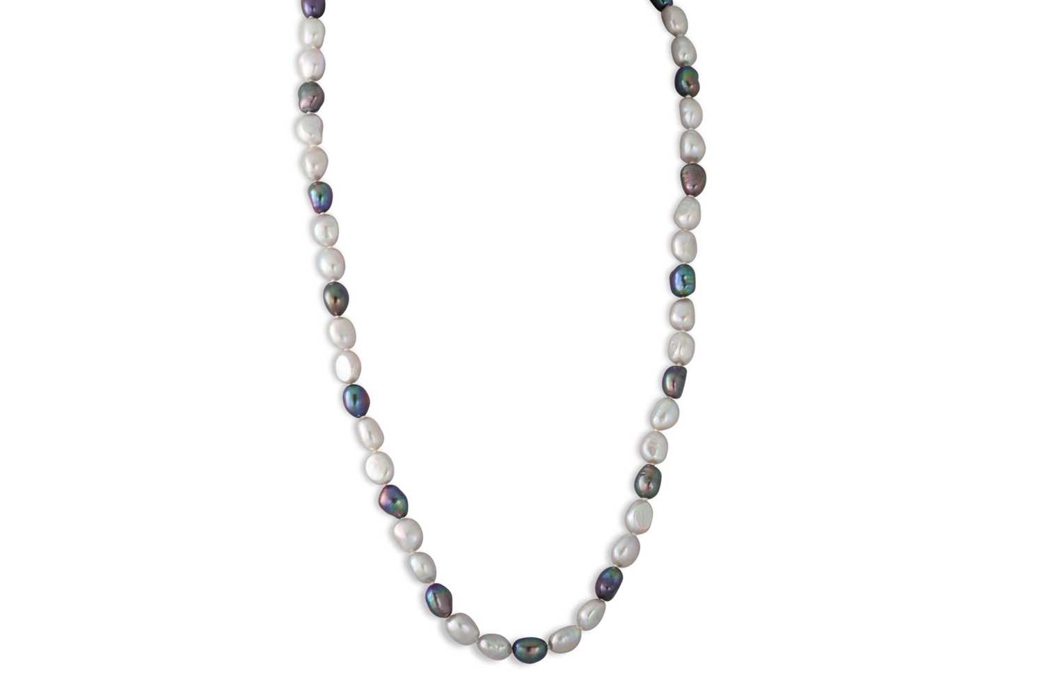 Lot 87 - A TWO TONE CULTURE PEARL NECKLACE, of light...