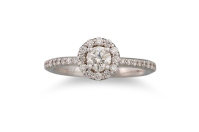 Lot 178 - A DIAMOND CLUSTER RING, the brilliant cut...