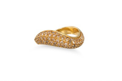 Lot 184 - A PAVÉ SET DIAMOND RING, the champagne...