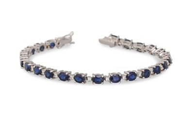 Lot 283 - A SAPPHIRE AND DIAMOND BRACELET, the oval...
