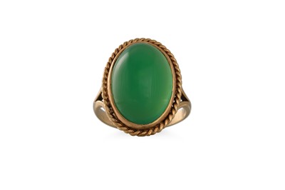 Lot 56 - A GREEN QUARTZ DRESS RING, the oval cabochon...