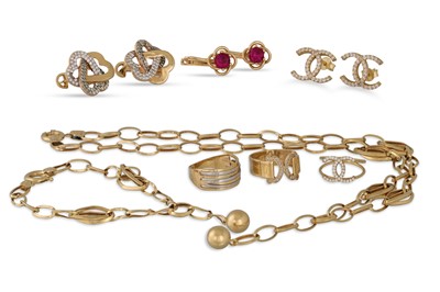 Lot 114 - A GOLD NECKLACE, together with a bracelet,...
