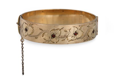 Lot 121 - A METAL CORE BANGLE
