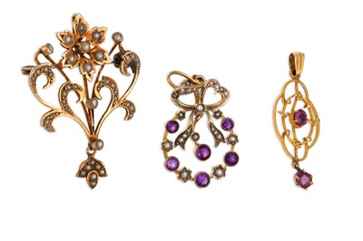 Lot 196 - AN ANTIQUE 9CT GOLD SEED PEARL PENDANT,...