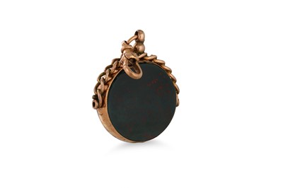 Lot 202 - AN ANTIQUE 9CT GOLD STONE SET SWIVEL SEAL,...