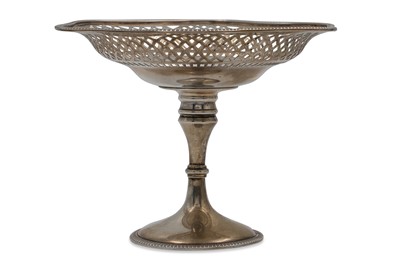 Lot 528 - A PRE-WAR SILVER SHAPED CIRCULAR COMPORT,...