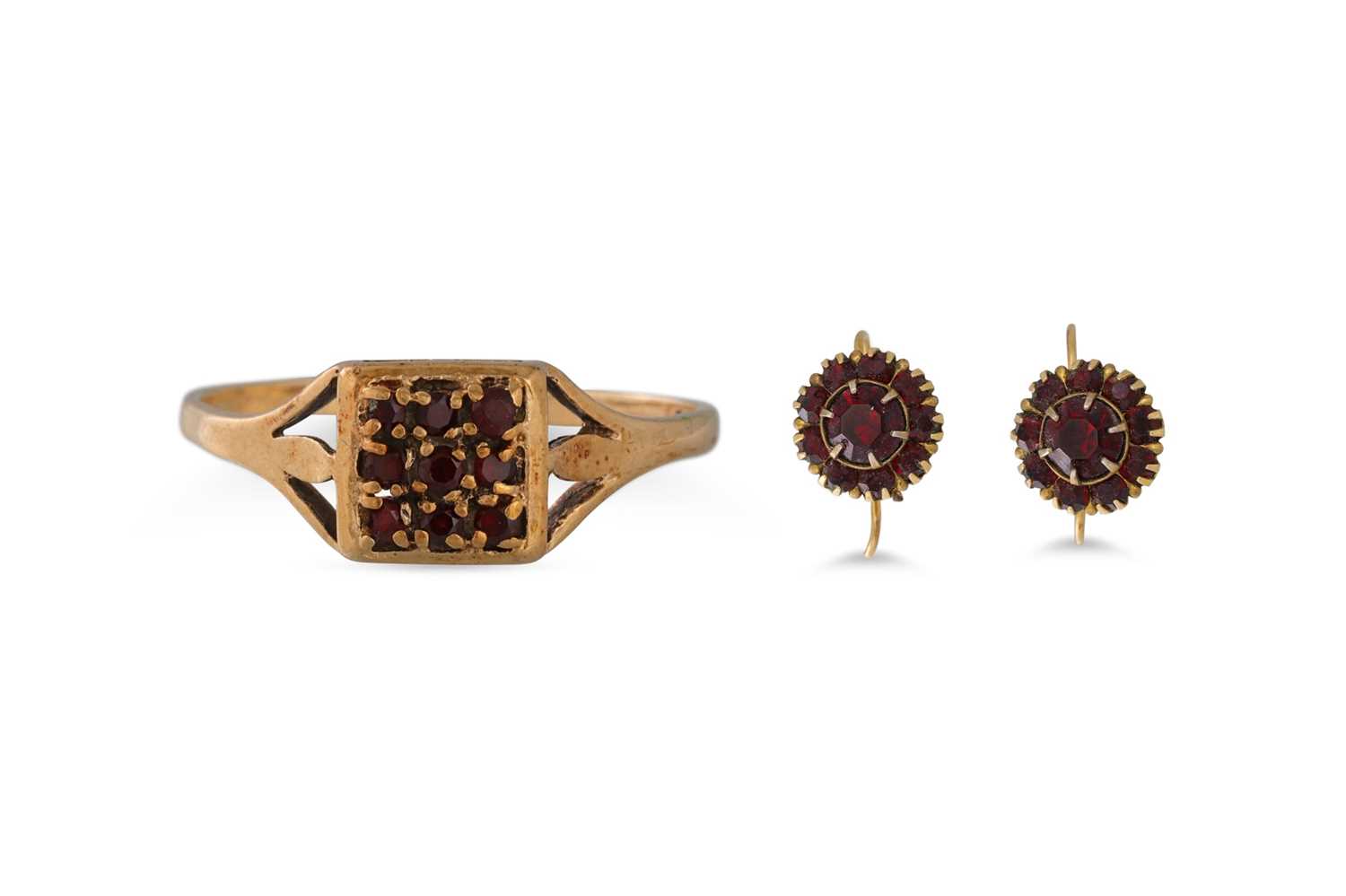 Lot 94 - A GARNET SET RING, mounted in 9ct gold,...