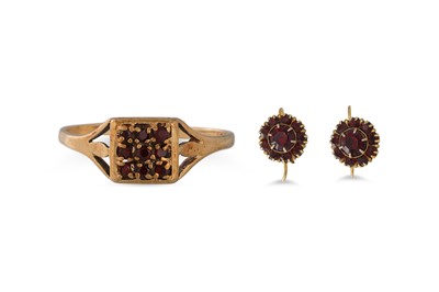 Lot 94 - A GARNET SET RING, mounted in 9ct gold,...