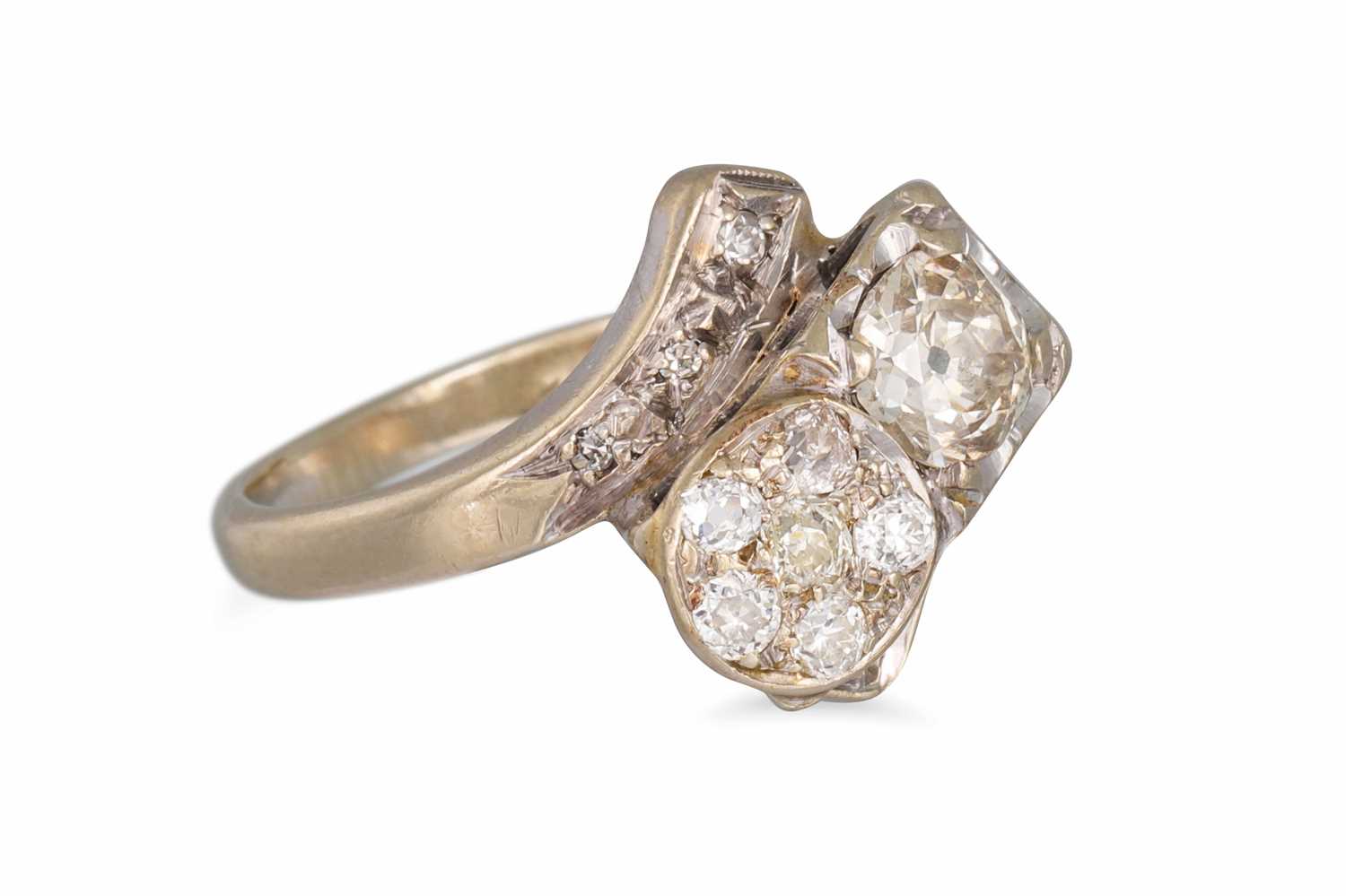 Lot 8 - AN ANTIQUE DIAMOND SET RING, of twist design,...