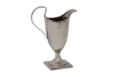 Lot 542 - A GEORGIAN SILVER HELMET SHAPED CREAM JUG, on...