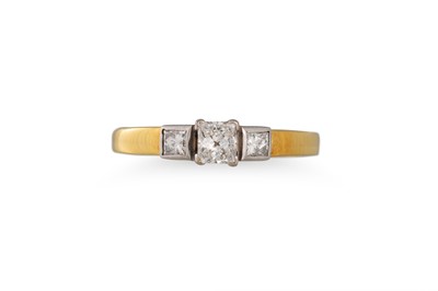 Lot 147 - A PRINCESS CUT DIAMOND RING, to diamond...