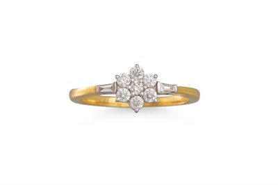 Lot 153 - A DIAMOND CLUSTER RING, the brilliant cut...