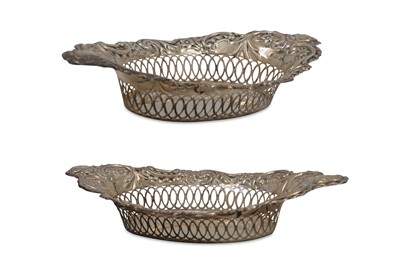 Lot 548 - A PAIR OF EDWARDIAN SILVER BOAT SHAPED BON BON...