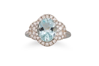 Lot 301 - AN AQUAMARINE AND DIAMOND CLUSTER RING, the...