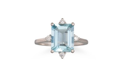 Lot 353 - AN AQUAMARINE AND DIAMOND CLUSTER RING, the...