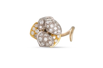 Lot 377 - A DIAMOND CLUSTER RING, of floral form,...