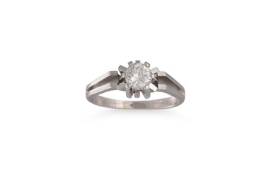 Lot 378 - A DIAMOND SOLITAIRE RING, the round brilliant...